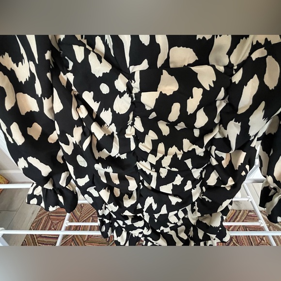 Modern lightweight dress, ruffle detail with professional but fun look - Picture 4 of 9